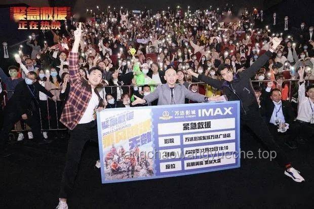 打动观众：电影、短视频、直播与戏剧的对比分析
